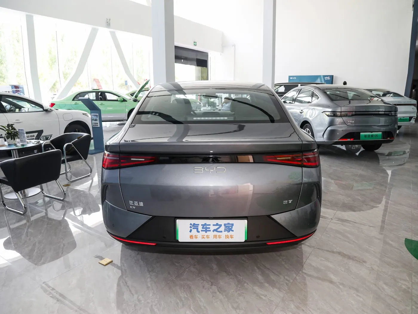 Modeli i ri BYD E7 EV Makinë 150 km/h Shpejtësia e lartë 136 kf 180 Nm Makinë elektrike me 5 vende