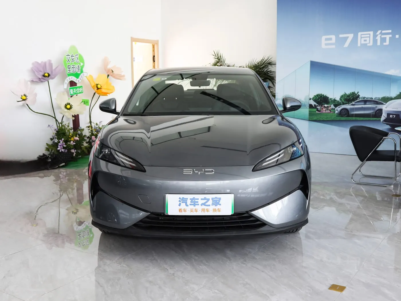 Modeli i ri BYD E7 EV Makinë 150 km/h Shpejtësia e lartë 136 kf 180 Nm Makinë elektrike me 5 vende