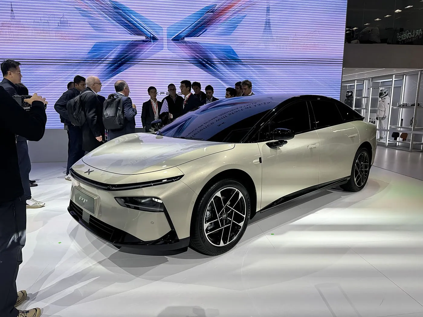 Edicioni i kufizuar EV XPENG P7+ Hatchback elektrik i pastër me 5 ulëse Dizajni i ri Timoni i majtë 685 km Shpejtësia maksimale Makinë me energji të re