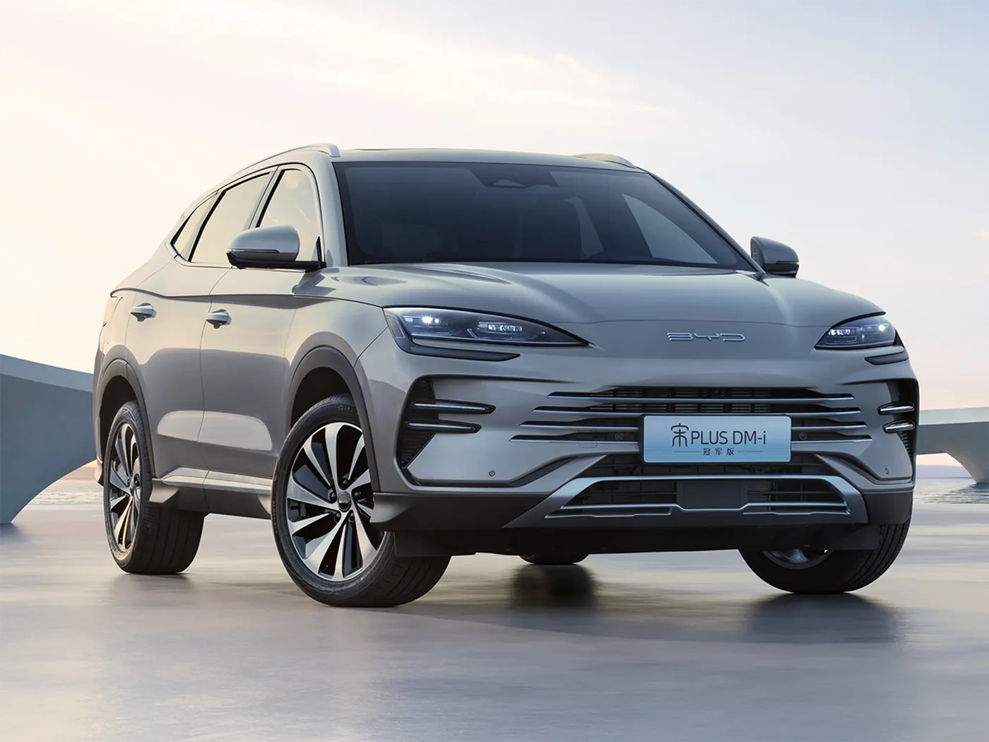 BYD Song Plus SUV automatik AWD me kamerë të pasme sedilje lëkure Hibrid me karburant në të majtë