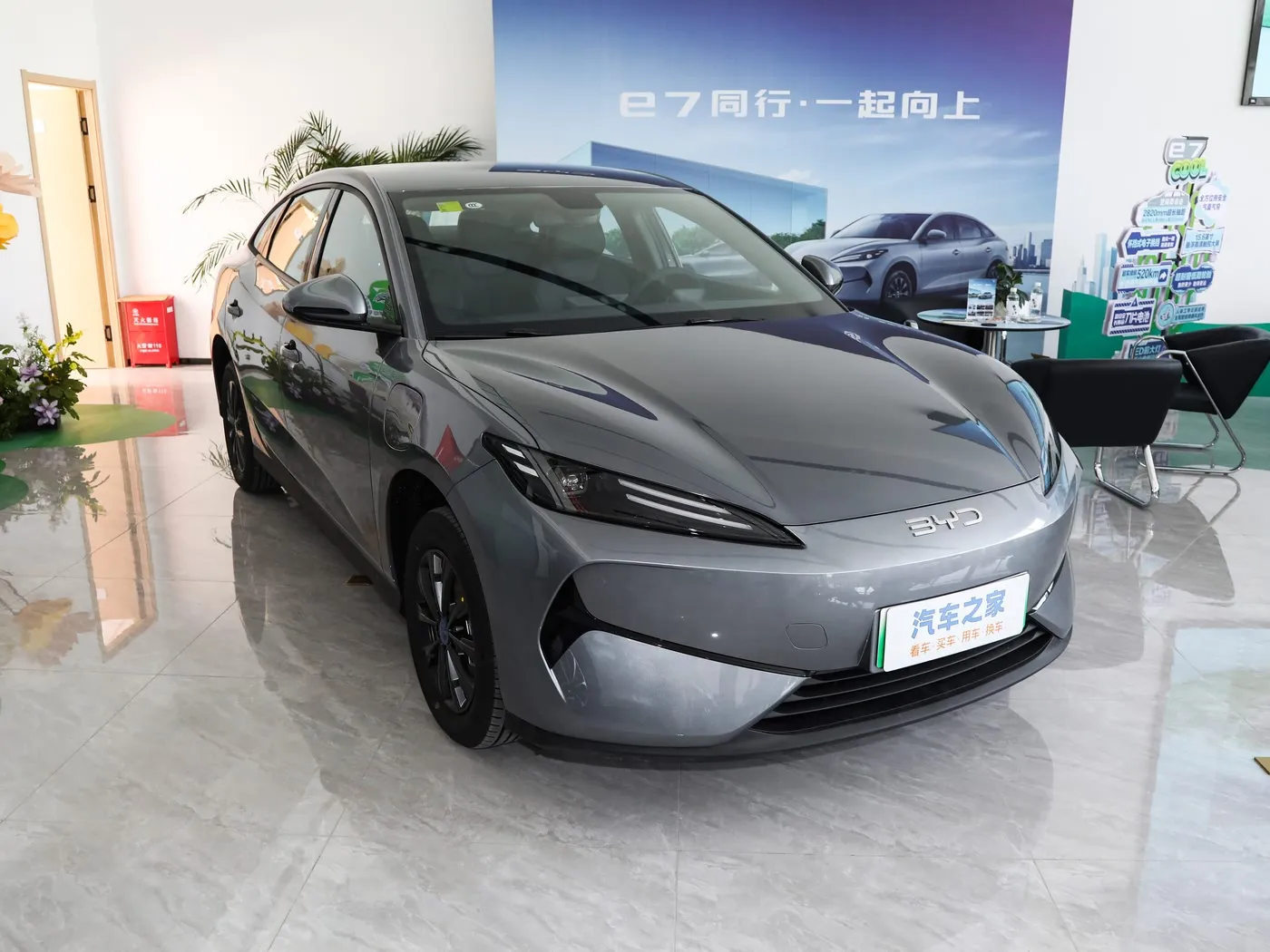 Modeli i ri BYD E7 EV Makinë 150 km/h Shpejtësia e lartë 136 kf 180 Nm Makinë elektrike me 5 vende