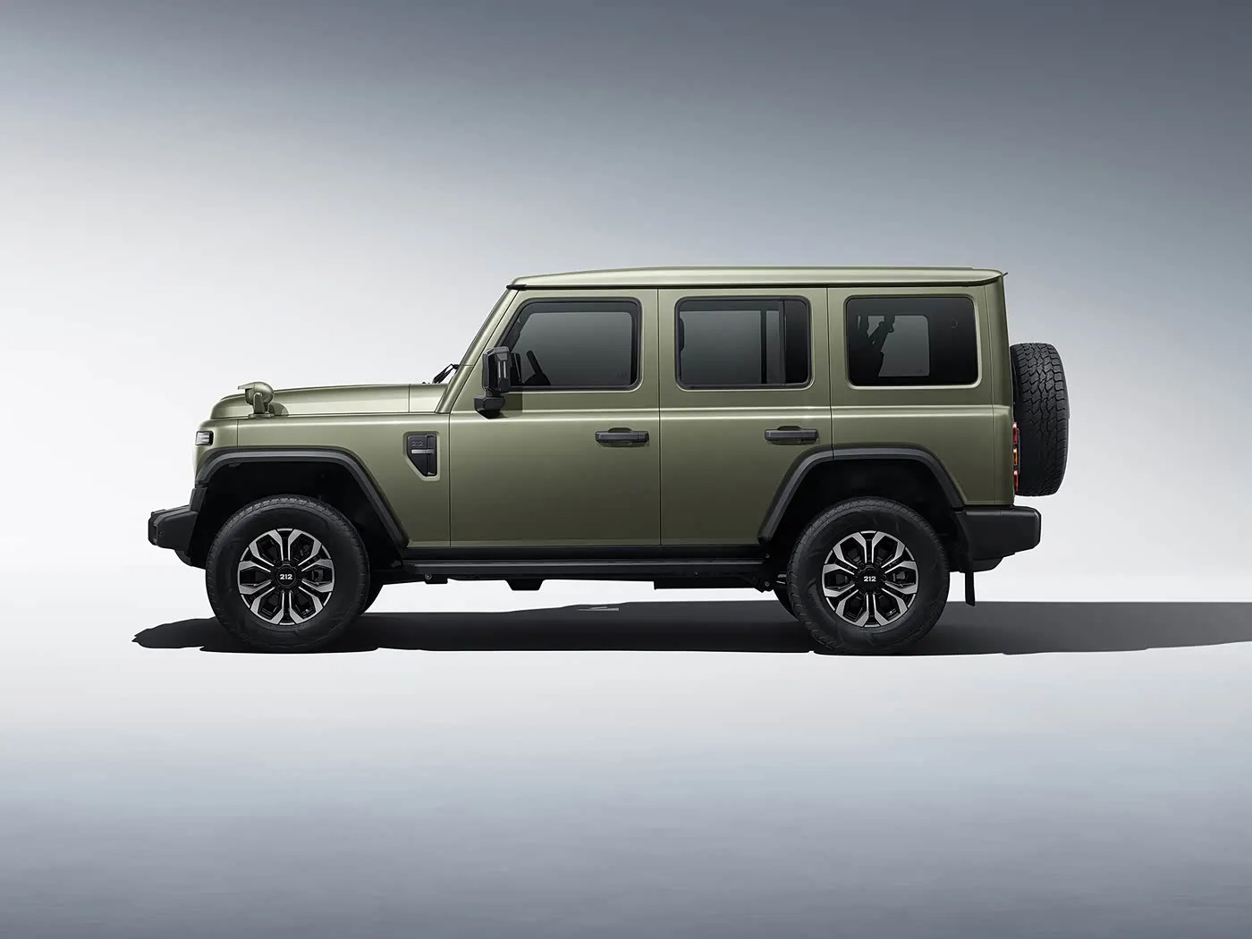 2025 BAIC 212 T01 SUV kompakt 4WD i fortë, benzinë/naftë 8AT & brendësi prej lëkure Rrota e gjatë me ngrohje me lëkurë