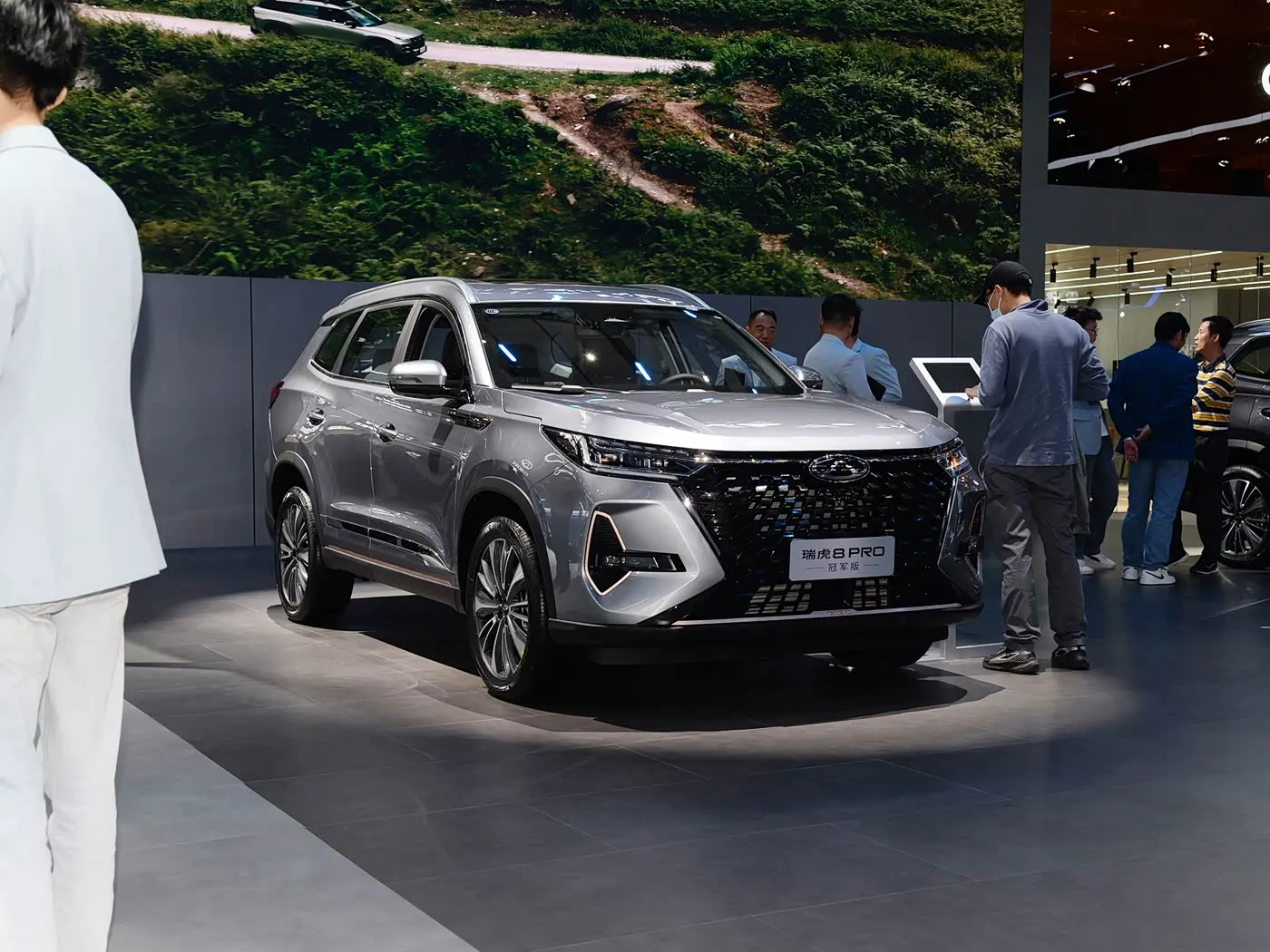 Chery Tiggo 8 Pro Luksoze Familjare SUV Kamera e pasme Automatike R18 Benzine e majte Sedilje lekure e erret Euro VI Emission AWD