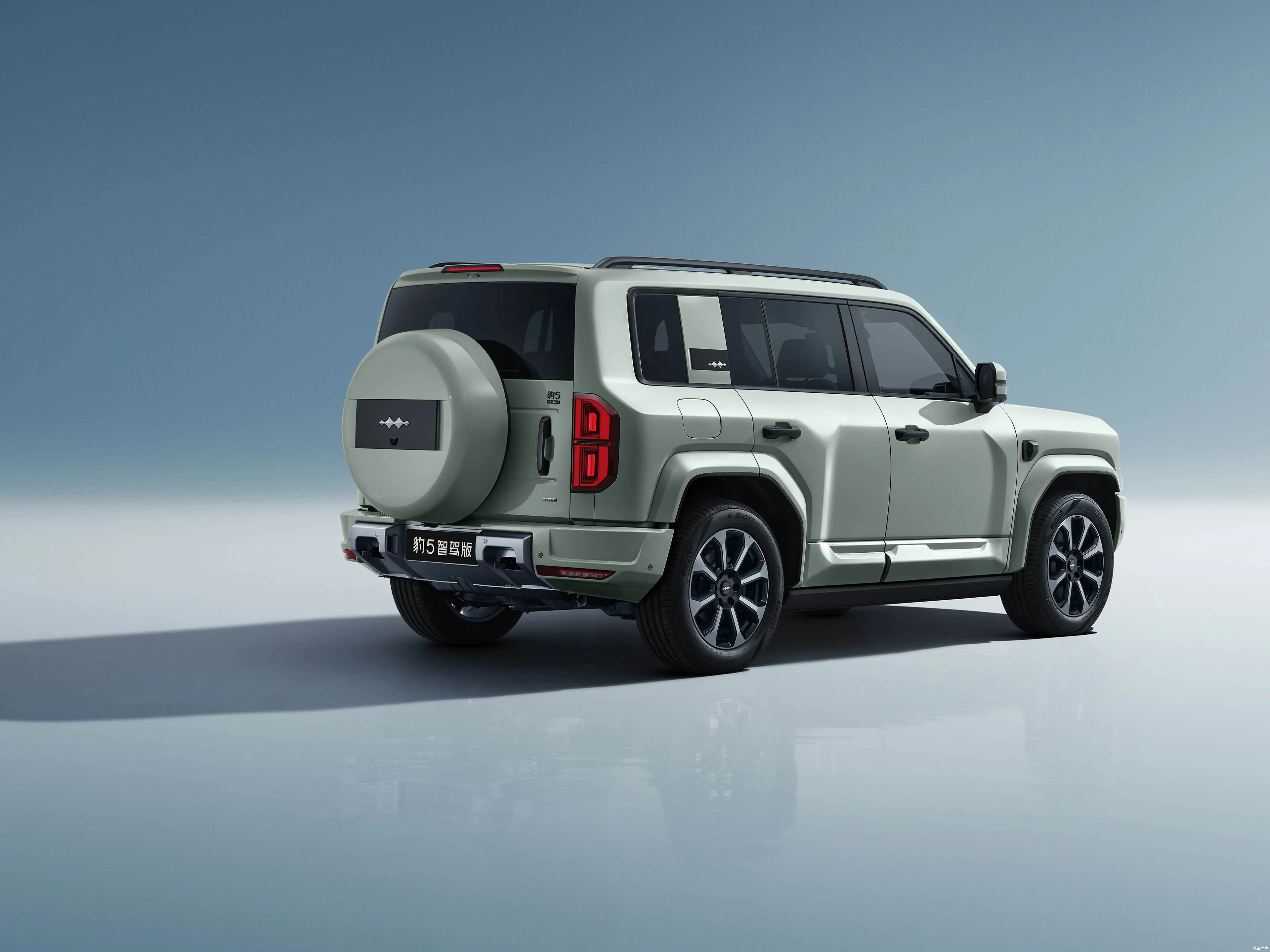 Premium BYD Leopard 5 Hybrid PHEV Off-Road SUV me ekran 15,6" 4x4 Drive 4WD 83L Depozita e karburantit