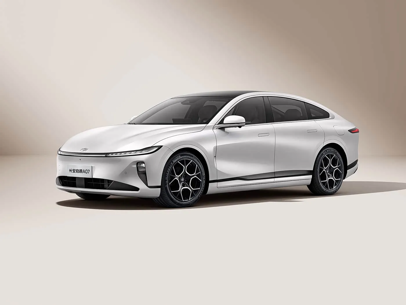 Changan Qiyuan A07 Hybrid EV Sedan Automjet i ri me energji nga Kina Kambio automatike me rreze 1200km 5 vende 175Km/h Shpejtësia R19 Madhësia e gomave