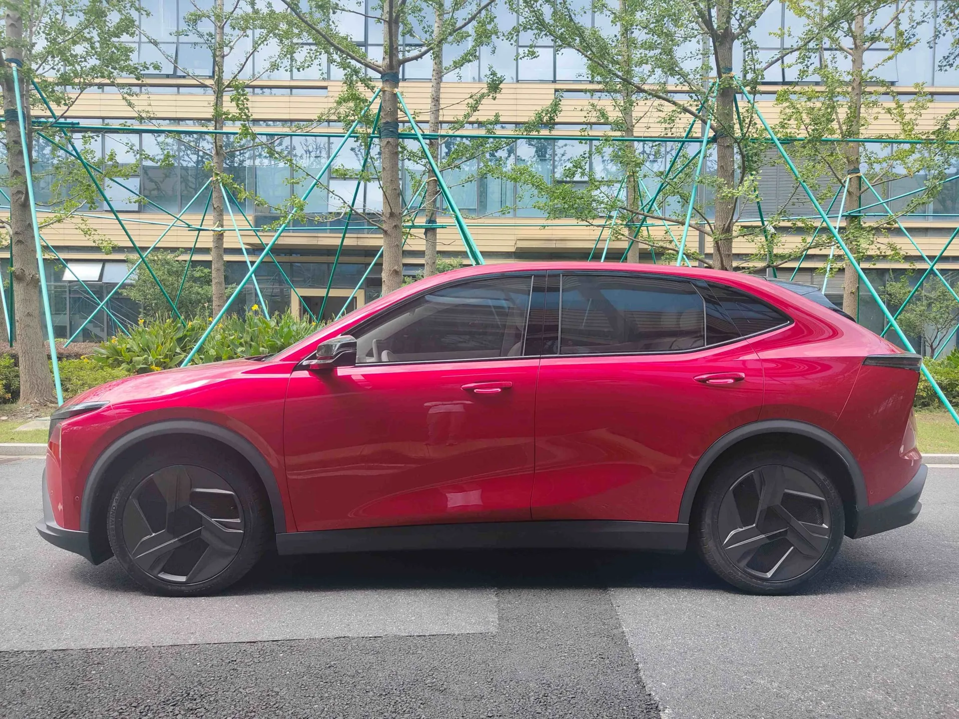 LEV01 SUV MJETET E RE ENERGJIKE EV ME DREJTIM Djathtas Baza e rroteve me rreze te gjate 5 vende
