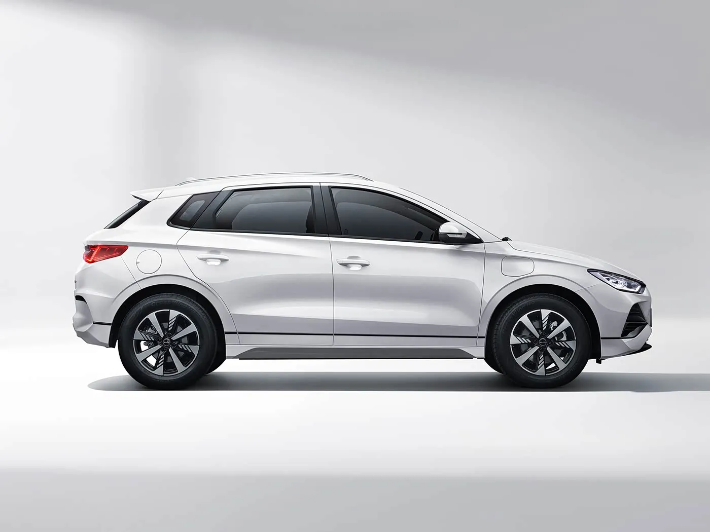 BYD E2 Luksoze Elektrike EV Sedan SUV Hatchback Makinë me drejtim të majtë me motor me bateri litium Automjeti i ri me energji i Kinës