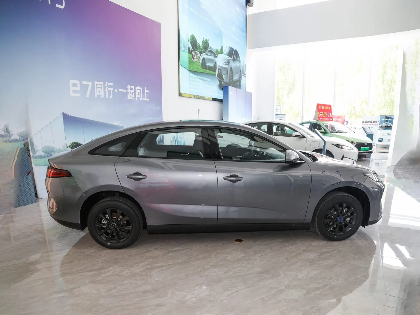 Modeli i ri BYD E7 EV Makinë 150 km/h Shpejtësia e lartë 136 kf 180 Nm Makinë elektrike me 5 vende