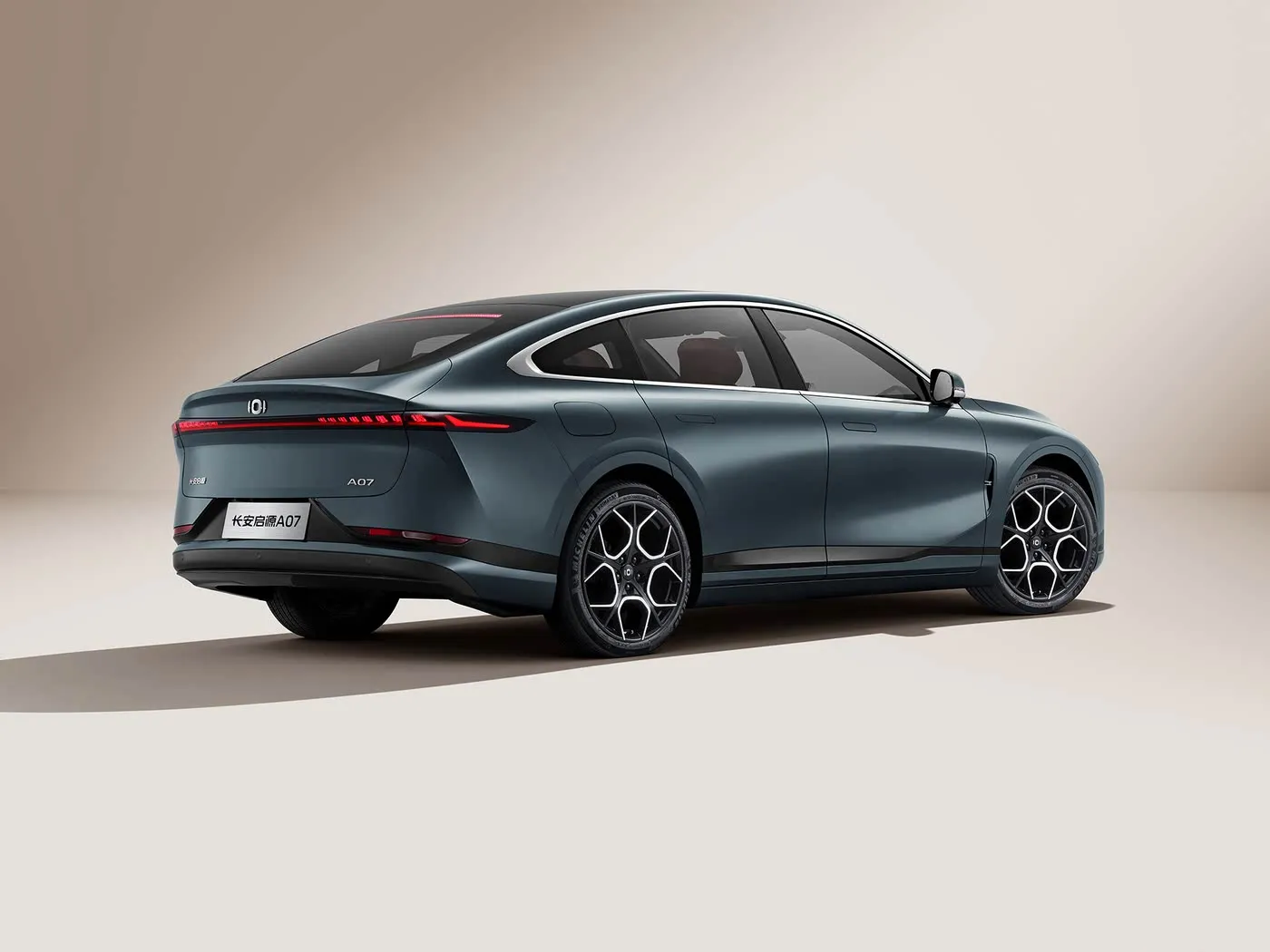 Changan Qiyuan A07 Hybrid EV Sedan Automjet i ri me energji nga Kina Kambio automatike me rreze 1200km 5 vende 175Km/h Shpejtësia R19 Madhësia e gomave