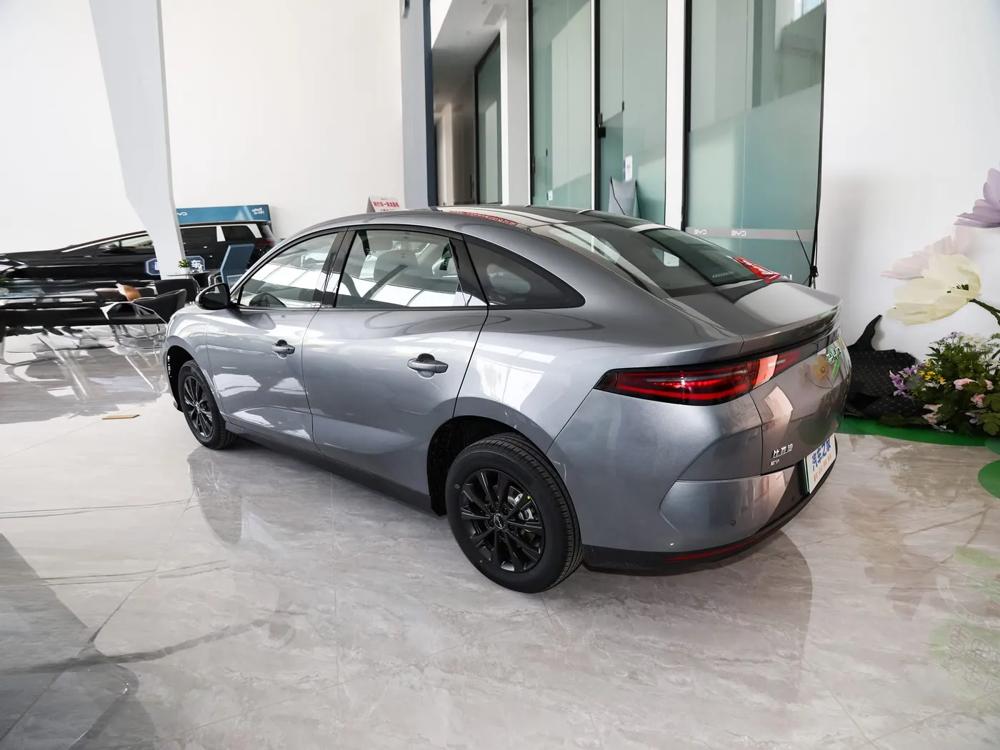 Modeli i ri BYD E7 EV Makinë 150 km/h Shpejtësia e lartë 136 kf 180 Nm Makinë elektrike me 5 vende