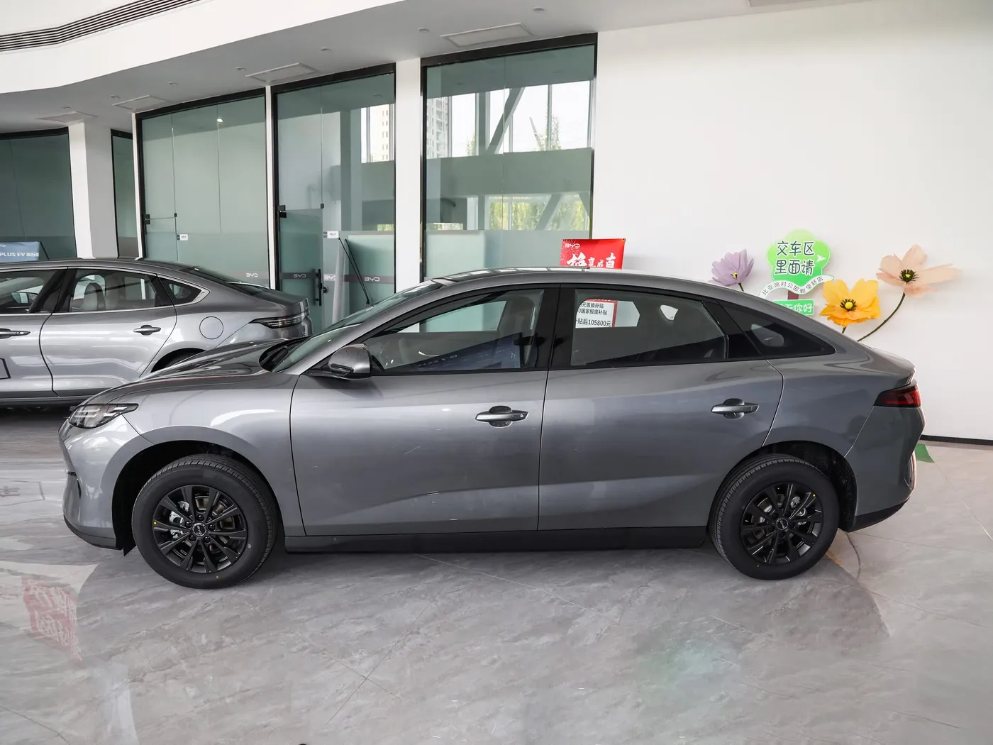 Modeli i ri BYD E7 EV Makinë 150 km/h Shpejtësia e lartë 136 kf 180 Nm Makinë elektrike me 5 vende