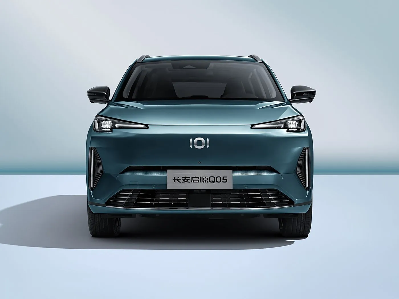 Changan NEVO Q05 SUV Hybrid Elektrik Kuti ingranazhesh automatike me rreze të gjatë me 5 dyer, e brendshme lëkure me 5 ulëse majtas