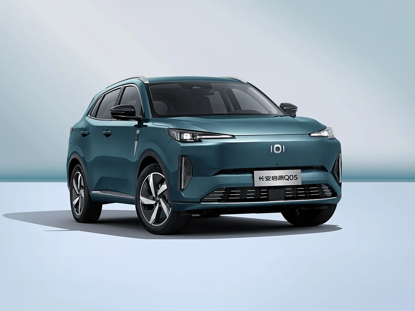 Changan NEVO Q05 SUV Hybrid Elektrik Kuti ingranazhesh automatike me rreze të gjatë me 5 dyer, e brendshme lëkure me 5 ulëse majtas