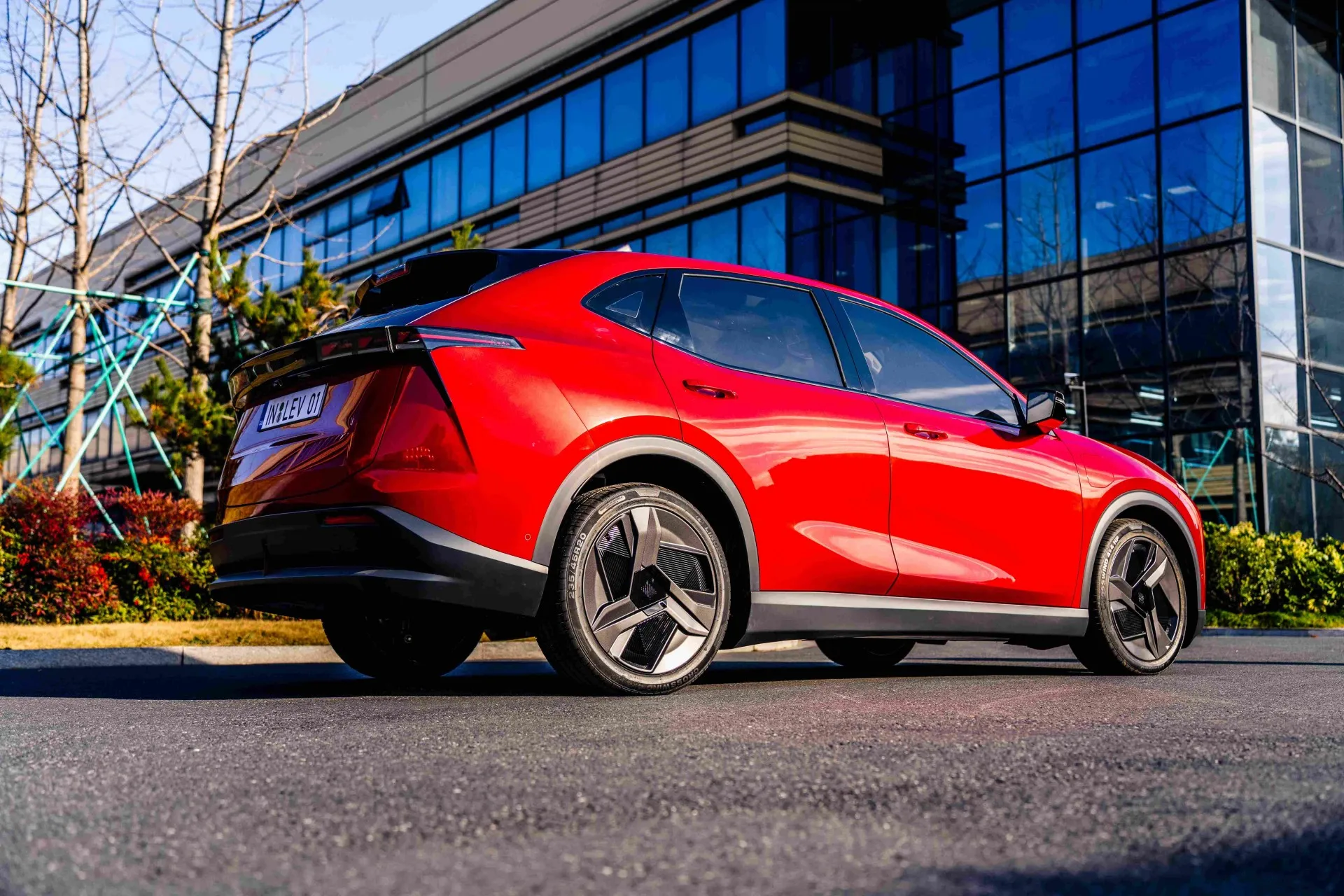 LEV01 SUV MJETET E RE ENERGJIKE EV ME DREJTIM Djathtas Baza e rroteve me rreze te gjate 5 vende
