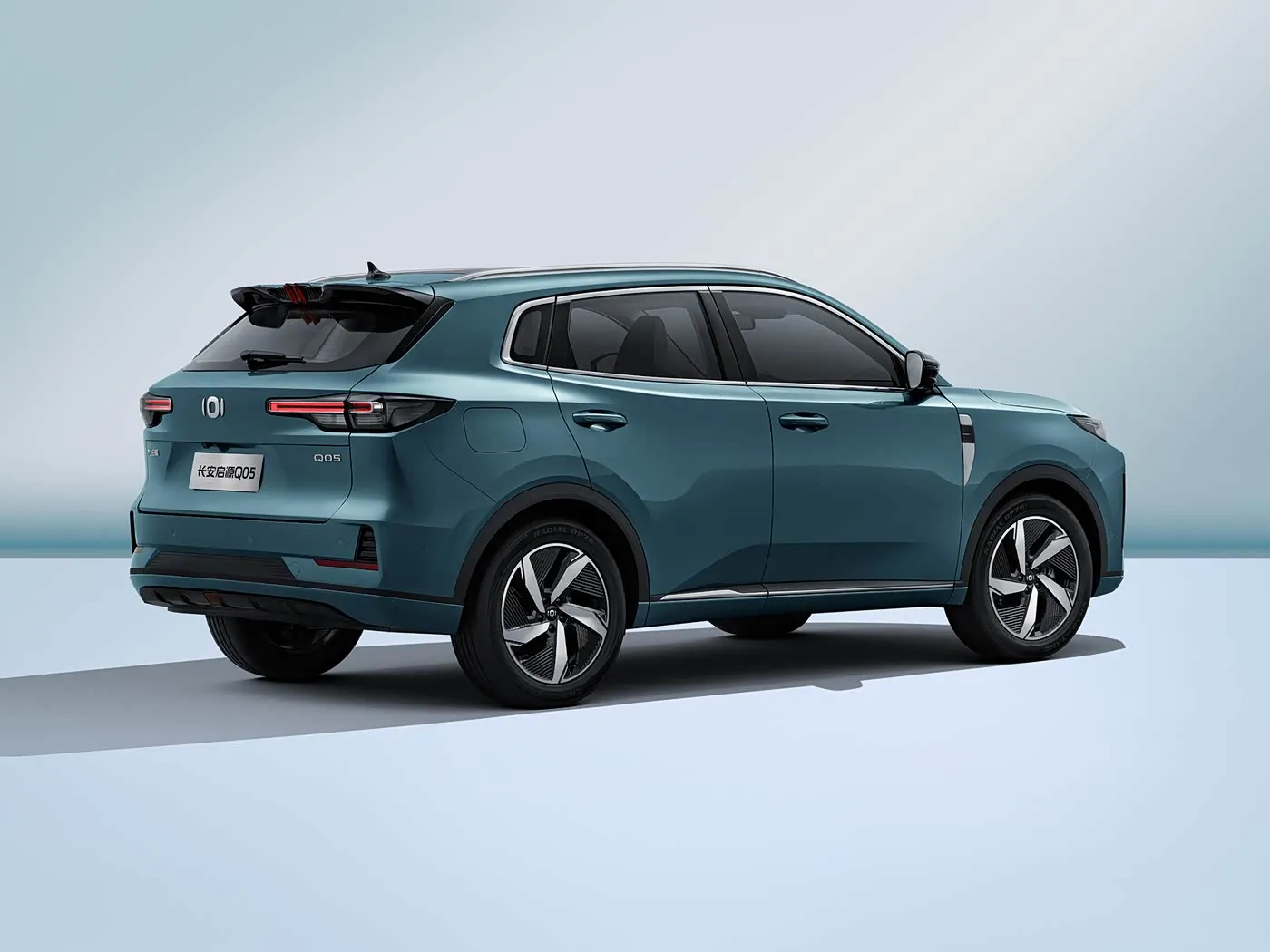 Changan NEVO Q05 SUV Hybrid Elektrik Kuti ingranazhesh automatike me rreze të gjatë me 5 dyer, e brendshme lëkure me 5 ulëse majtas
