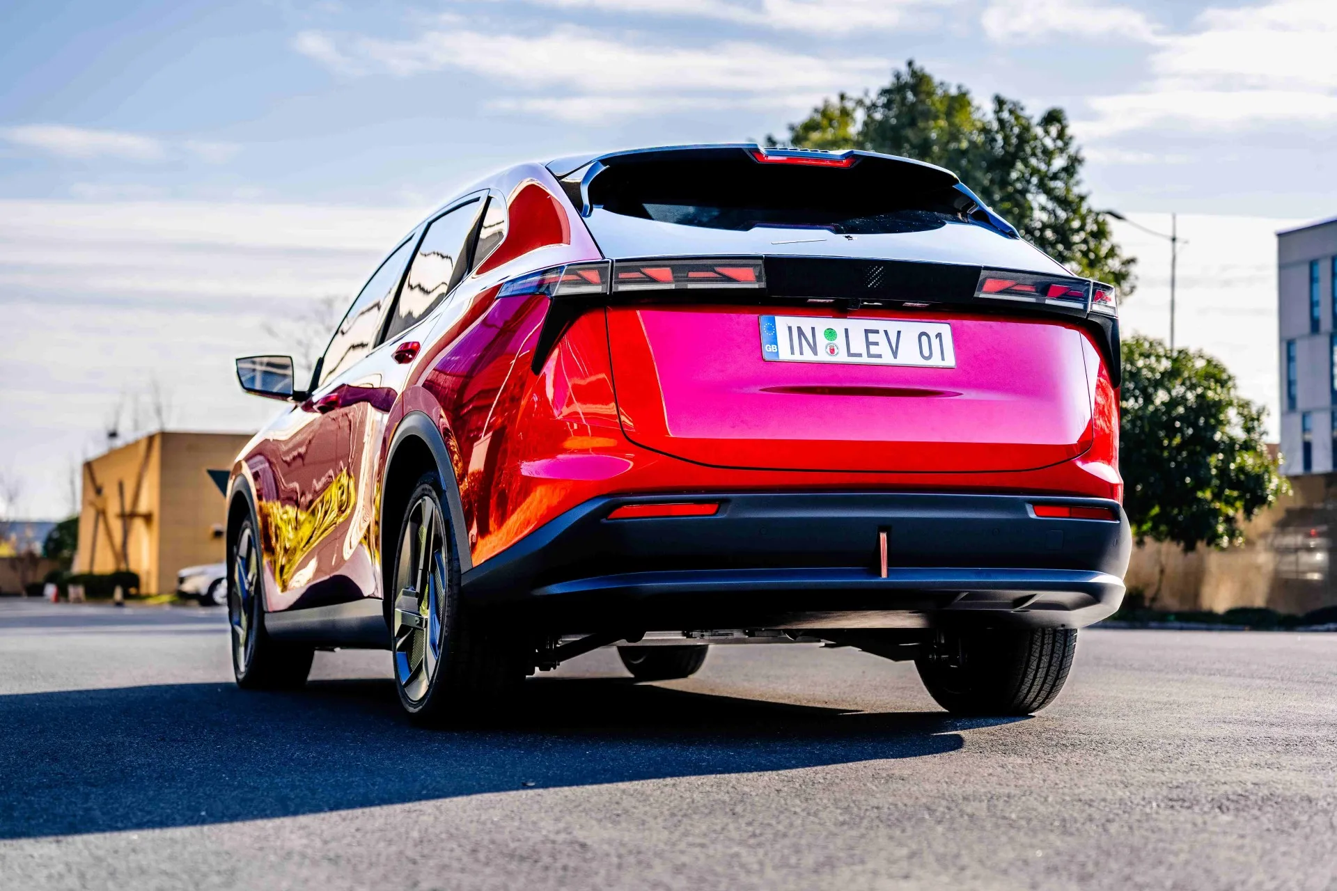 LEV01 SUV MJETET E RE ENERGJIKE EV ME DREJTIM Djathtas Baza e rroteve me rreze te gjate 5 vende