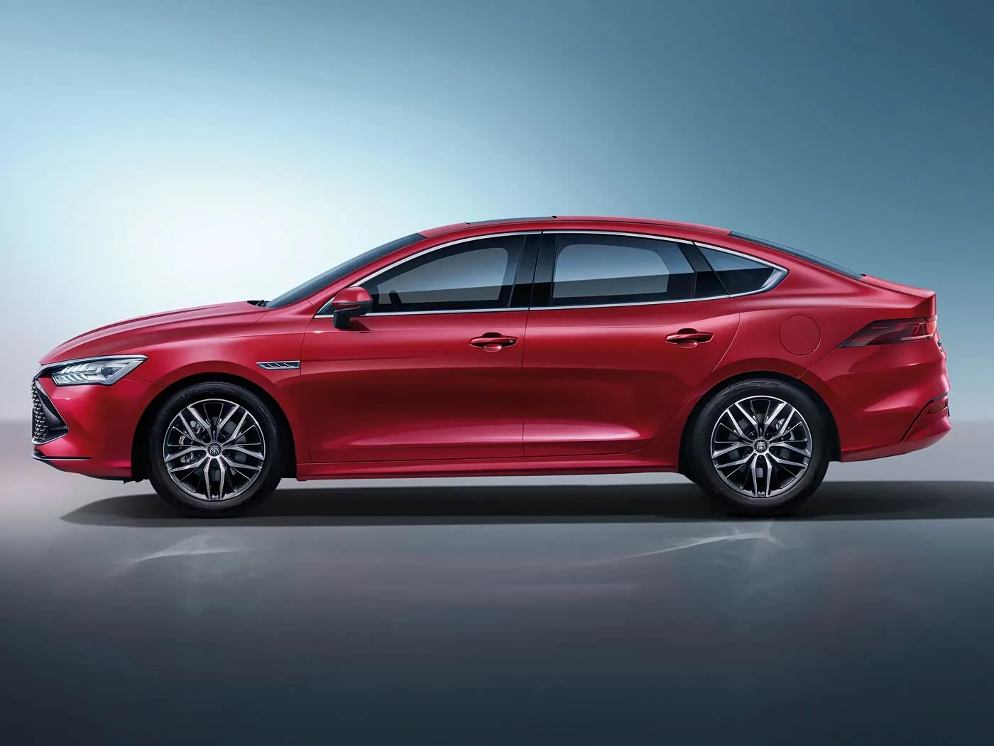 BYD Qing Plus Elektrik SUV Hybrid Auto Makinë me energji të re Automjet i përmirësuar EV me motor timon të majtë Sedan-Optimizuar për motorin e kërkimit