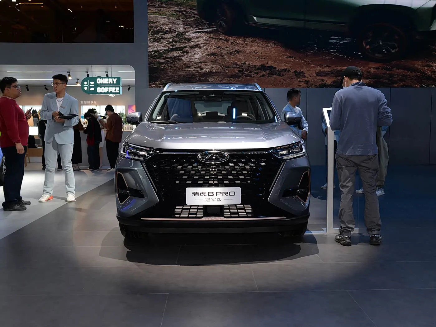Chery Tiggo 8 Pro Luksoze Familjare SUV Kamera e pasme Automatike R18 Benzine e majte Sedilje lekure e erret Euro VI Emission AWD